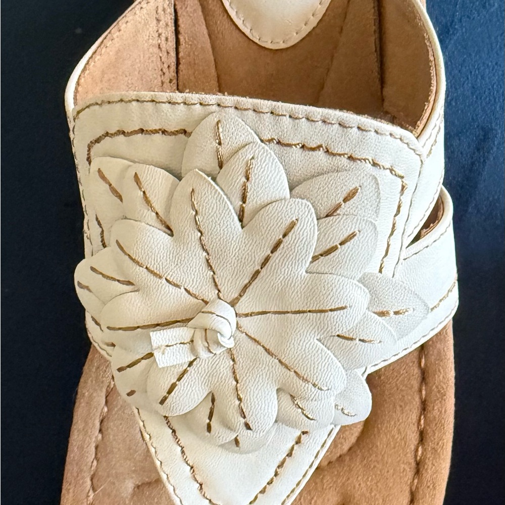 Cliffs by WHITE MOUNTAIN Cream Floral Sandals